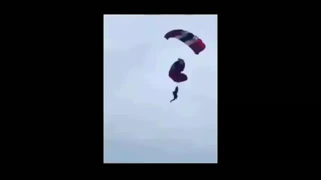 Парашутист спаси колега във въздуха на метри от земята (видео)