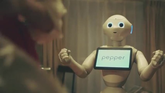 Пепър е първият хуманоиден робот, създаден, за да живее с хората