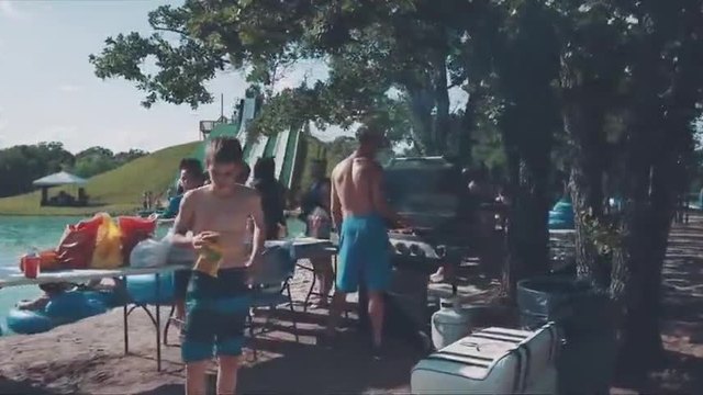 Най-готините забавления за лятото - спускане по водна пързалка