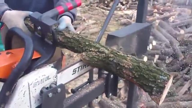 Ето как можем сами безопасно да си нарежем дървата, без помощници
