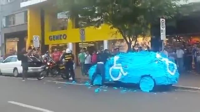 Невероятно наказание ! Когато паркирате на мястото за инвалиди в Бразилия вижте какво стана...смях