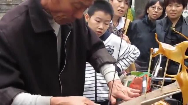 Уличен търговец показва интересна техника за правене на захарни фигурки!