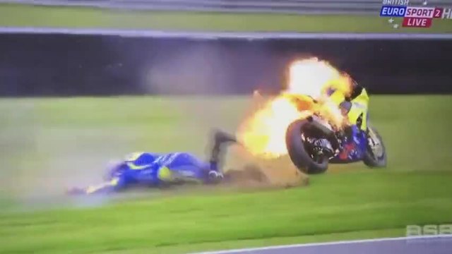 Невероятна каскада от горящ мотор по време на състезание