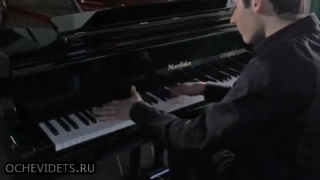 Музикален виртуоз на пианото свири песен на Майкъл Джексън!