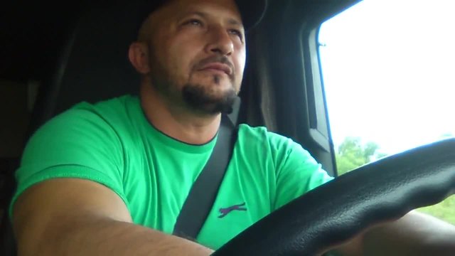 Шофьор изпълнява песента на Keba - Kukavica (HD)