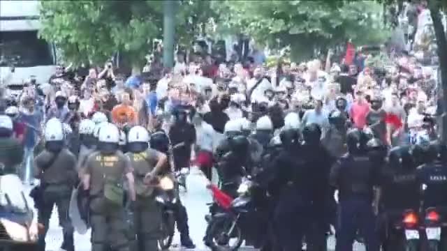 В Гърция става страшно!!! Полицията с шокови гранати срещу протестиращи в Атина