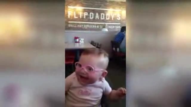 Бебе с нарушено зрение за първи път вижда родителите си !
