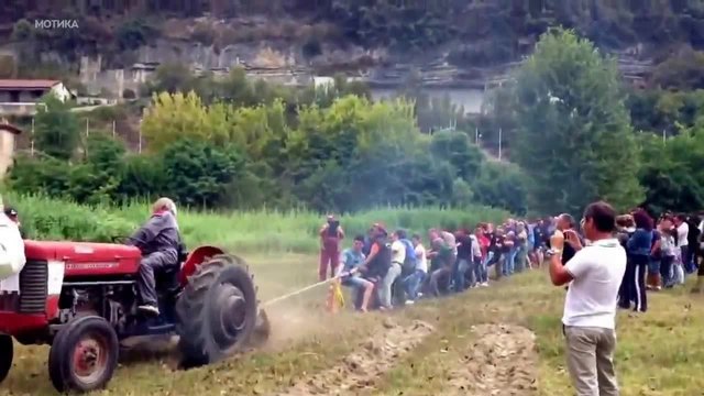 В Руски стил - 30 души срещу 1 трактор ...в теглене с въже като дядо тегли ряпа