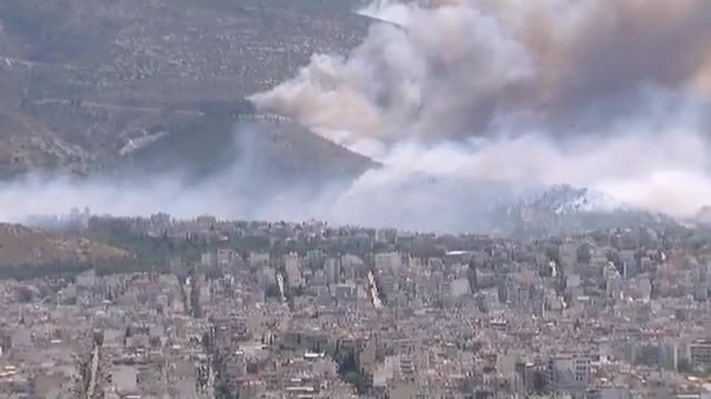 Атина гори в огнени пламъци и дим, премиерът призова за спокойствие
