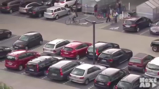 Няма такъв смях! Гледайте как двама сумисти се качват в кола на тесен паркинг, пред магазин!