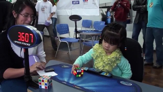 3 г. дете подрежда Рубик куб с една ръка!
