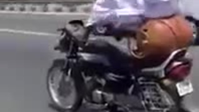 Вижте в Индия как карат мотор в индийски стил!!!
