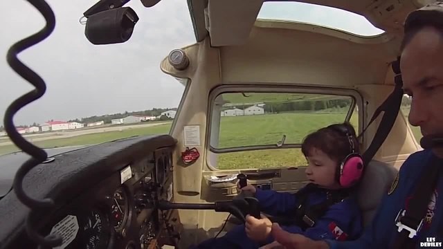 Малко момиче пилотира с баща си и открива микрогравитацията
