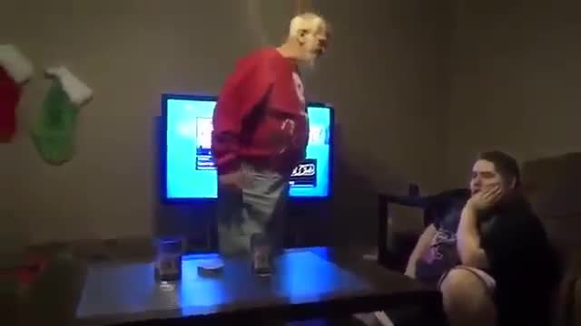 Дядо потрошава електронната игра , на дебелият си внук заклет геймър !