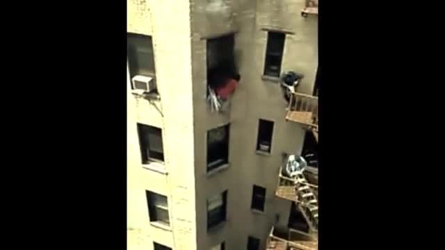 Хора се опитват да спасят човек от пожара !