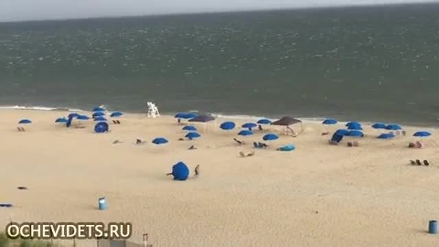 Внезапен порив на вятъра създава неприятна работа за служителите на плажа