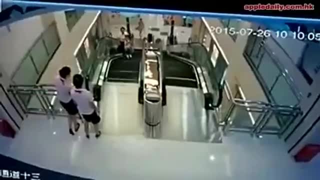 Трагичен инцидент в Китай! Жена загива на ескалатор, но успява да спаси детето си
