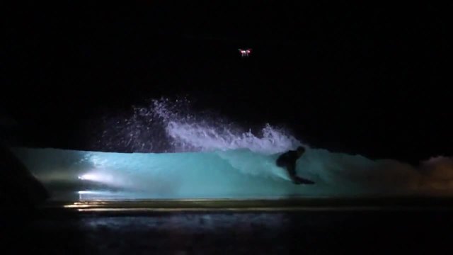 Невероятно магично видео !!! Нощен сърфинг