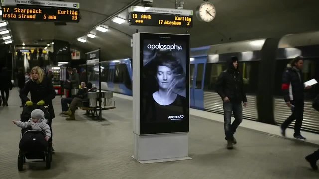 Много яка реклама приковава погледите на всички в метрото! (ВИДЕО)