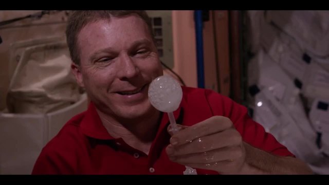 Експеримент с вода и разтворима таблетка на Международната космическа станция (ВИДЕО)