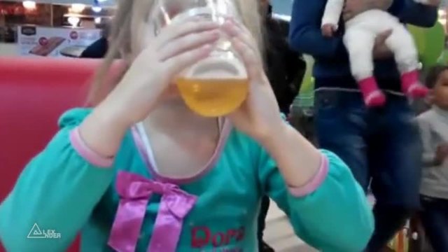 Баща дебил , кара дъщеря си да пие бира !