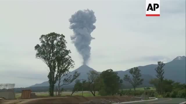 Изригна вулкан в Мексико тази сутрин (ВИДЕО)