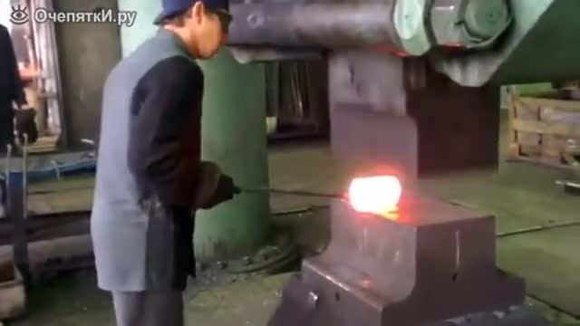 Ето какво е да си професионален ковач в металургичен комбинат