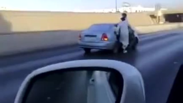 Най-щурите забавления! Араби карат по чехли в движение по нагорещен асфалт край Сахара