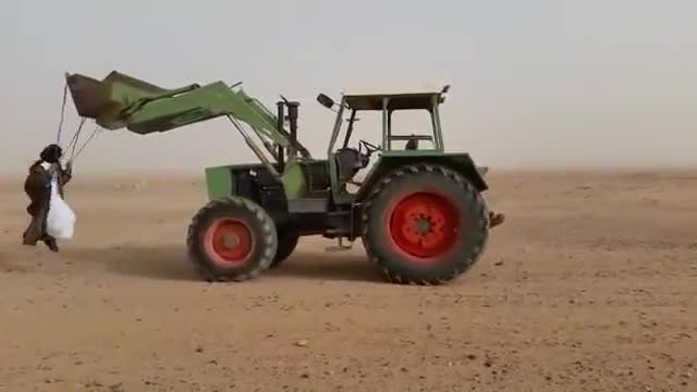 Най-щурите араби - Вижте как се забавляват из пустинята..изобщо не им е жега (ВИДЕО)