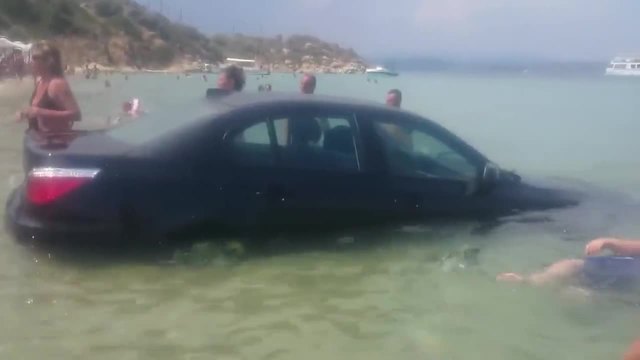 Вижте неверояятно! Турист паркира Bmw си в морето в Гърция (ВИЖТЕ ВИДЕО)