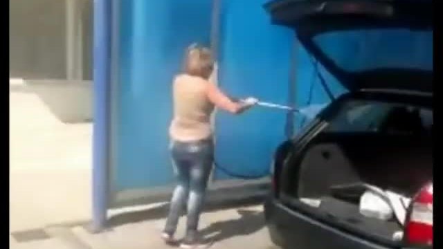 Какво се случва, когато една Жена отиде за първи път на автомивка да си мие колата сама!