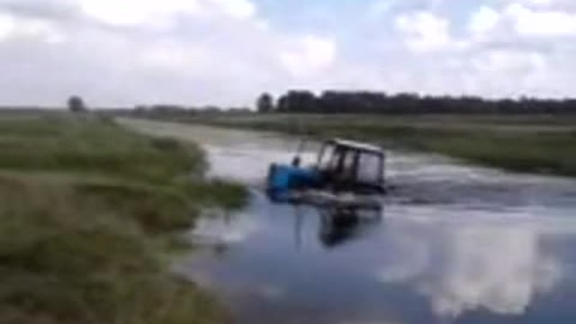 Как мислите, може ли един трактор Беларус да преплува доста дълбок канал! Не е лесно да си луд!
