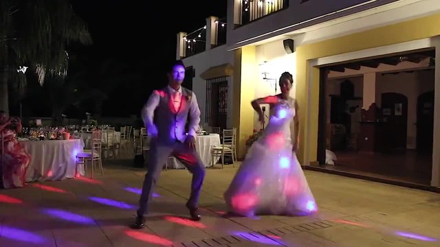 Най-щурите младоженци!!! Вижте сватбеният танц, който разцепи социалните мрежи и събра милиони гледания!