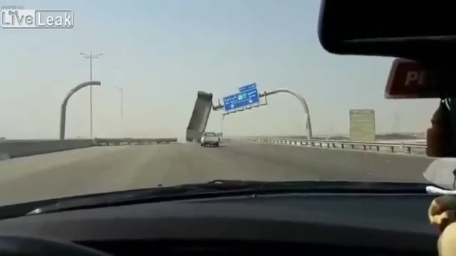 Вижте камиона с вдигнат кош как отнесе знак на магистрала в Саудитска Арабия