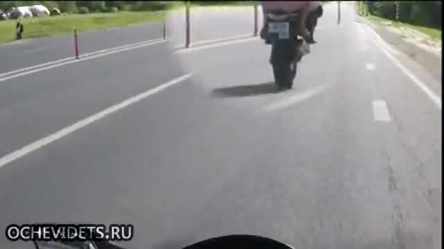 Голо маце се вози на мотор по улицата в Русия