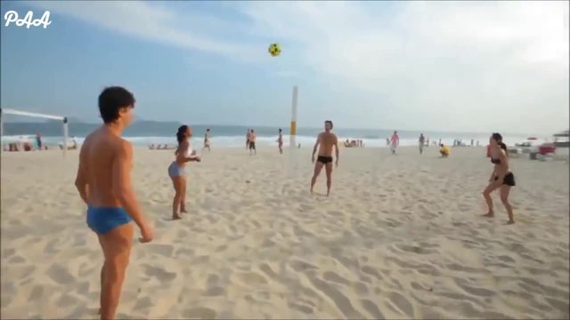 Момичета много забавно играят топка на плажа Red Bull