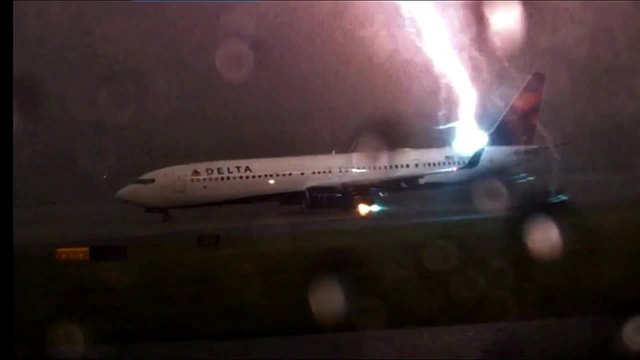 Огромна мълния удари самолет на американско летище - 20.08.2015г.
