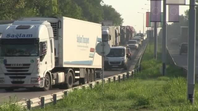 Огромни опашки от камиони и коли на Дунав мост