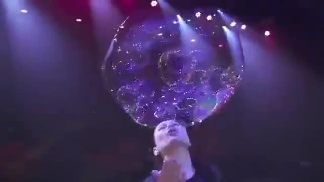 Невероятно красива магия от балончета (ВИДЕО)