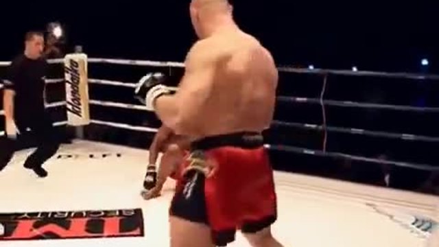 Константин Глухов с точен удар с крак в главата нокаутира съперника си !