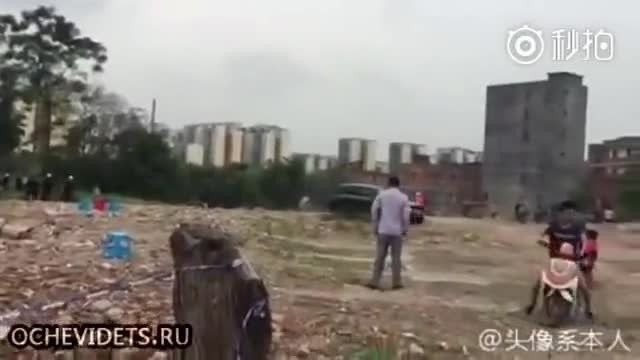 Багер буквално закова джипа към земята ,на протестиращ в Китай!!!(ВИДЕО)