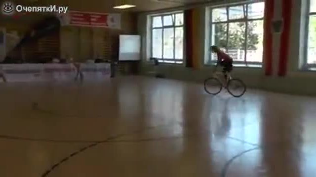 Рускиня-страхотна мацка умее невероятна акробатика на колело (ВИДЕО)