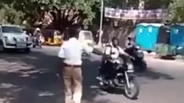 Полицай проявява доброта ,спира за секунди уличното движение за да премине куче !