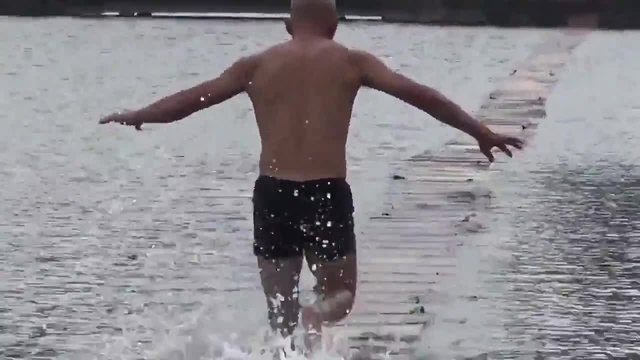 Шаолински монах пробяга 125 метра по водата (ВИДЕО)