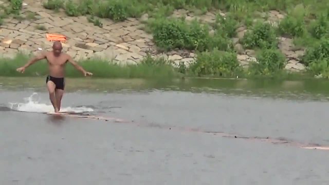 Шаолински монах пробяга 125 метра по водата (ВИДЕО)