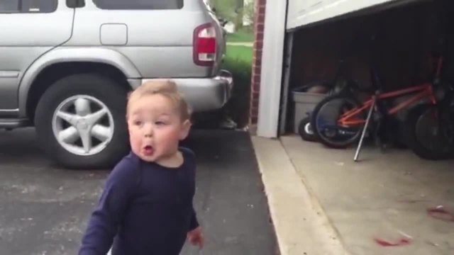 Реакцията на бебе при отваряне на гаражна врата (ВИДЕО)