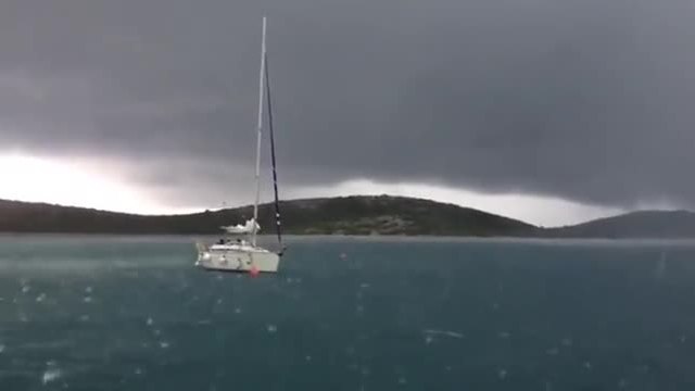 Гръмотевична мълния пада близо до яхта ,изплаши екипажа !