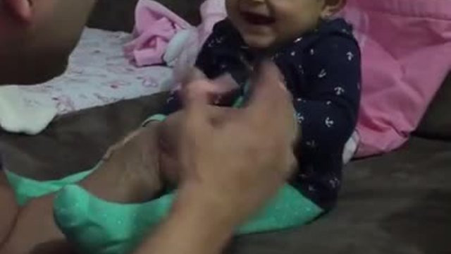 Вижте бебе се преструва, че го боли (ВИДЕО)