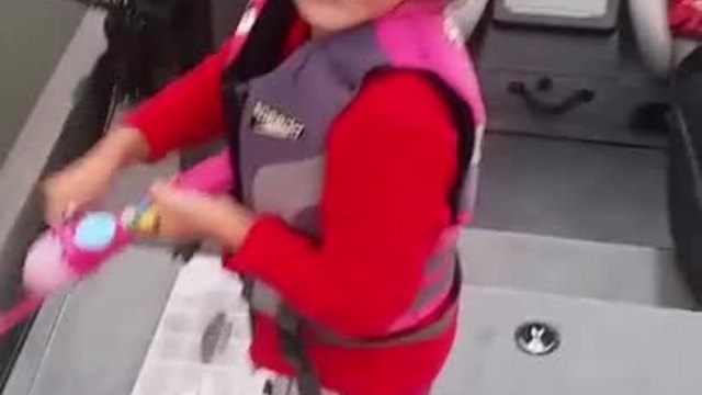 Радостта на едно дете, когато хване риба (видео)
