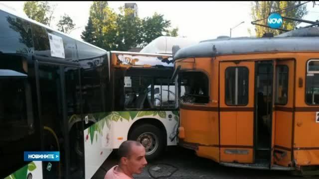 Тежка катастрофа между автобус и трамвай блокира кръстовище в София